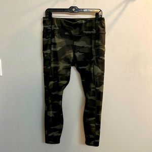 Camo Athleta 7/8 Zipper Pocket Leggings